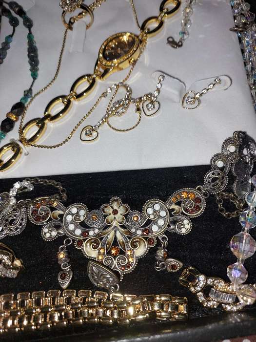 A COLLECTION OF VINTAGE FASHION COSTUME NECKLACE  SETS  SOLD AS IS