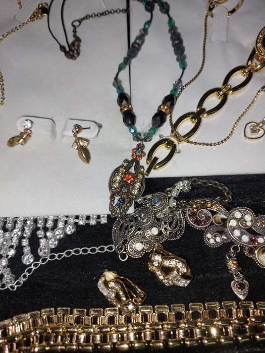 A COLLECTION OF VINTAGE FASHION COSTUME NECKLACE  SETS  SOLD AS IS