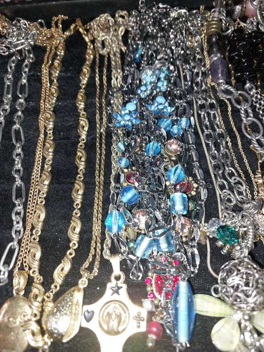 A COLLECTION OF VINTAGE STAINLESS STEEL AND SILVER PLATED COSTUME NECKLACES