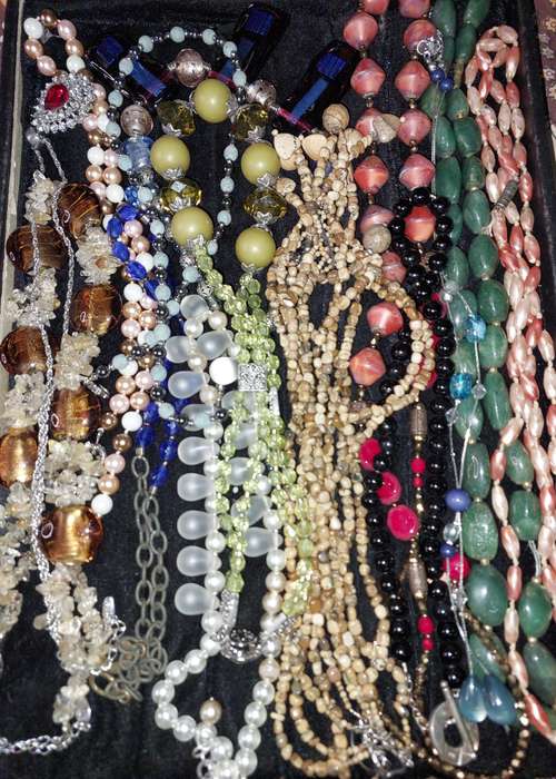 A VINTAGE COLLECTION OF QUALITY COSTUME NECKLACES SOLD AS IS