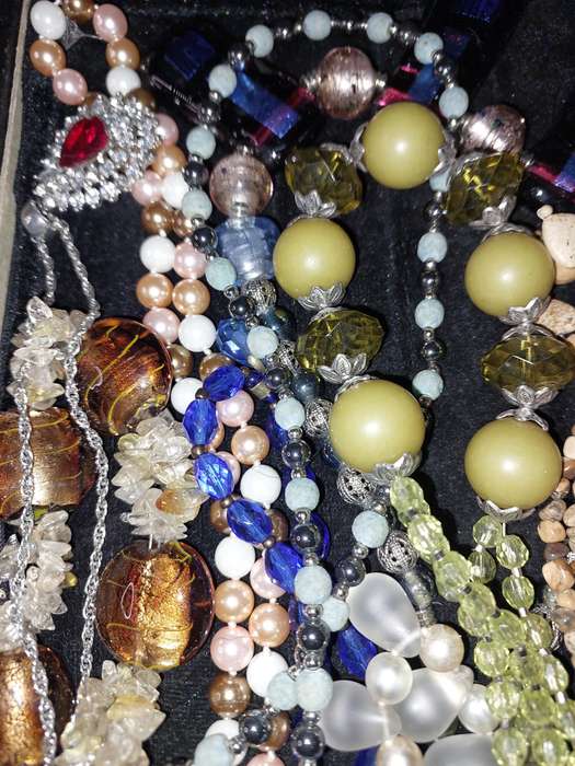 A VINTAGE COLLECTION OF QUALITY COSTUME NECKLACES SOLD AS IS