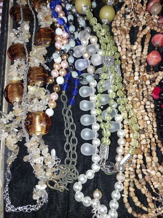 A VINTAGE COLLECTION OF QUALITY COSTUME NECKLACES SOLD AS IS