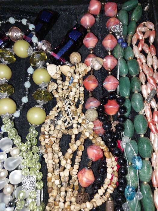 A VINTAGE COLLECTION OF QUALITY COSTUME NECKLACES SOLD AS IS