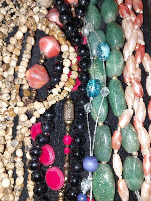 A VINTAGE COLLECTION OF QUALITY COSTUME NECKLACES SOLD AS IS