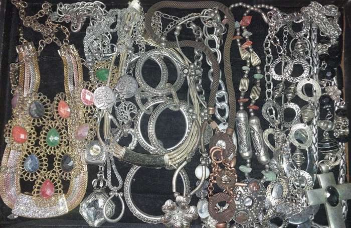 A VINTAGE JOBLOT OF SILVER PLATED AND STAINLESS STEEL COSTUME NECKLACES
