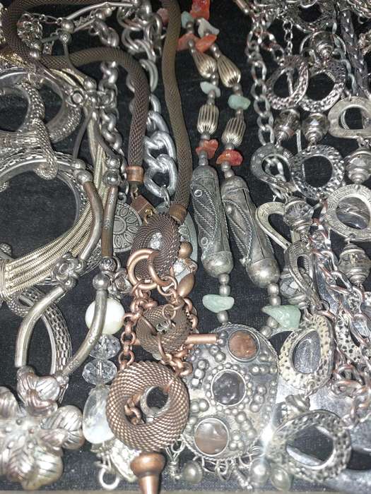 A VINTAGE JOBLOT OF SILVER PLATED AND STAINLESS STEEL COSTUME NECKLACES