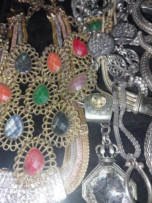 A VINTAGE JOBLOT OF SILVER PLATED AND STAINLESS STEEL COSTUME NECKLACES