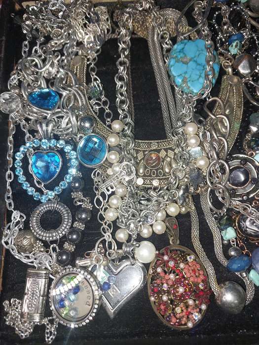 A VINTAGE JOBLOT COSTUME NECKLACES SOLD AS IS