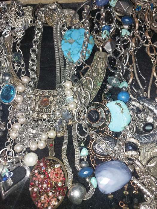 A VINTAGE JOBLOT COSTUME NECKLACES SOLD AS IS