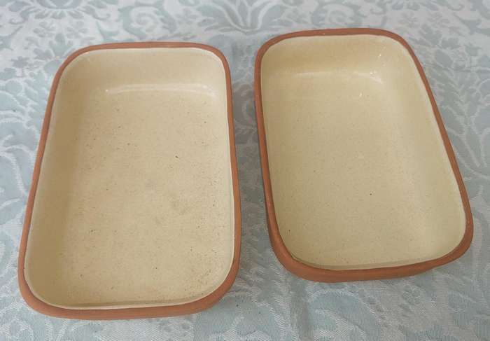 A SET OF 3 LAZANIA DISHES CERAMIC SOLD AS IS
