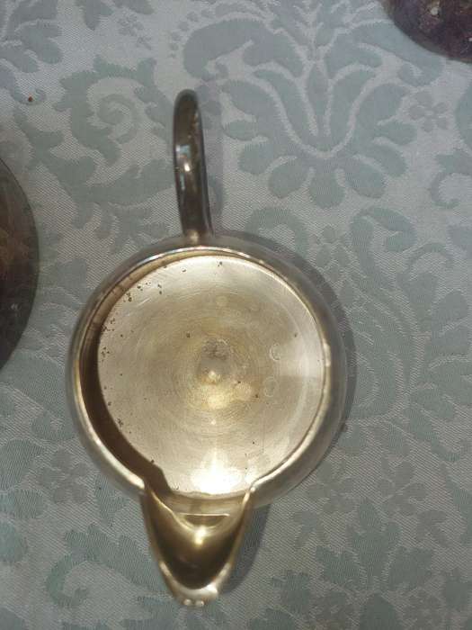 A VINTAGE SILVER PLATED TEAPOT WITH A MILK JUG AND A SUGAR BOWL SOLD AS IS