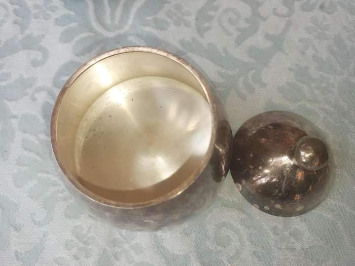 A VINTAGE SILVER PLATED TEAPOT WITH A MILK JUG AND A SUGAR BOWL SOLD AS IS