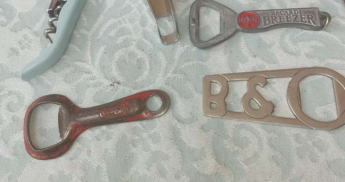 A VINTAGE COLLECTION BAR ACCESSORIES SOLD AS IS