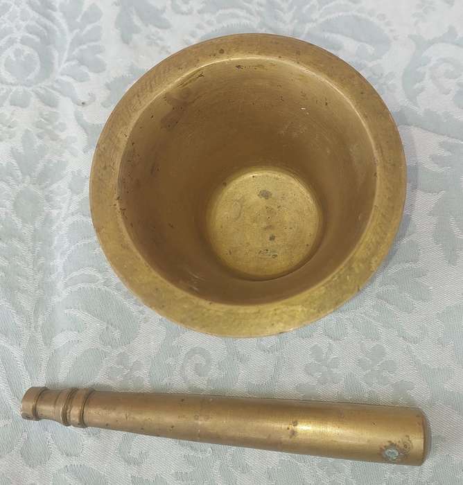 A VINTAGE BRASS PASTEL AND MORTOR SOLD AS IS