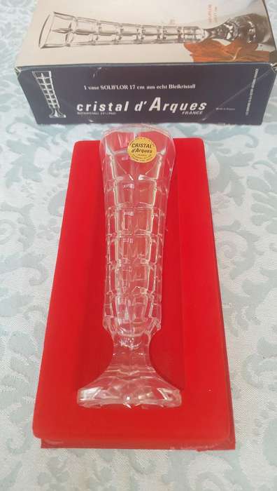 A CRYSTAL VASE SOLD AS IS