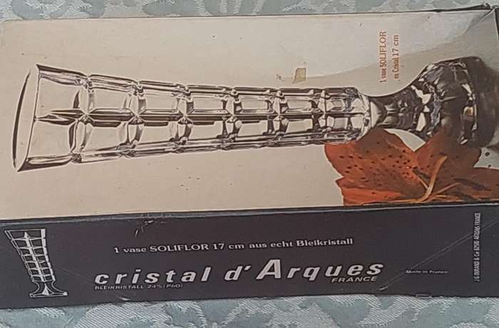 A CRYSTAL VASE SOLD AS IS