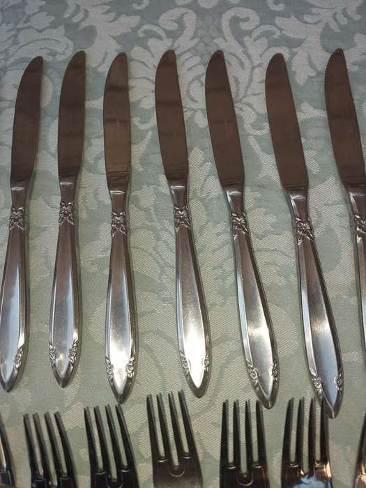 A SET OF 22 EETRITE ELITE CUTLERY SOLD AS IS