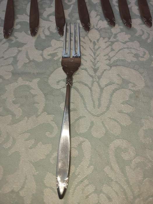 A SET OF 22 EETRITE ELITE CUTLERY SOLD AS IS