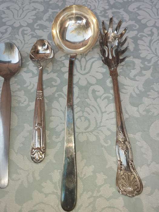 A COLLECTION OF CUTLERY SOLD AS IS