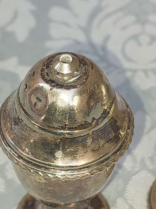 A VINTAGE SILVER PLATED SALT AND PEPPER SHAKERS SOLD AS IS