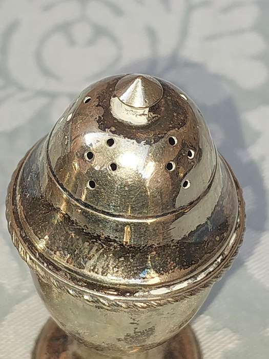 A VINTAGE SILVER PLATED SALT AND PEPPER SHAKERS SOLD AS IS
