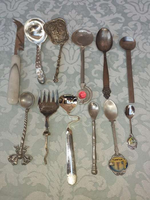 A JOBLOT COLLECTION CUTLERY SOLD AS IS