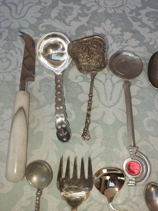 A JOBLOT COLLECTION CUTLERY SOLD AS IS
