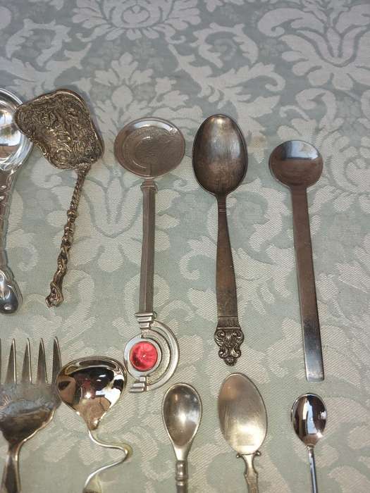 A JOBLOT COLLECTION CUTLERY SOLD AS IS