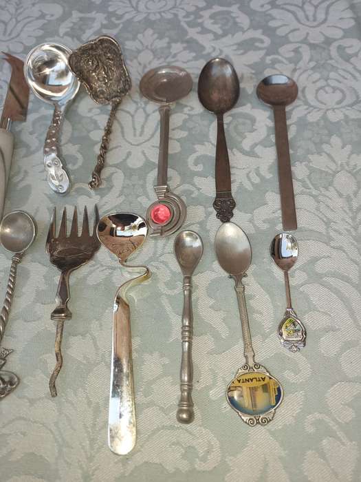 A JOBLOT COLLECTION CUTLERY SOLD AS IS
