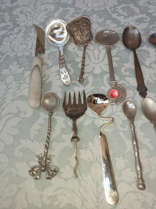 A JOBLOT COLLECTION CUTLERY SOLD AS IS