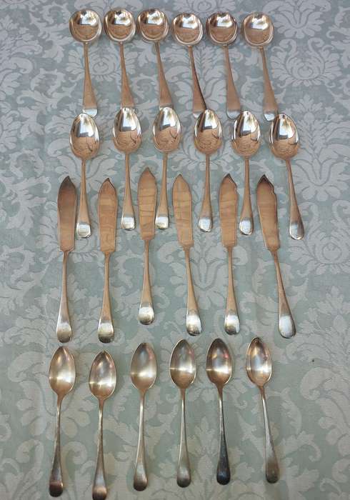A 24 PIECE VINTAGE CUTLERY  SET EPNS SOLD AS IS