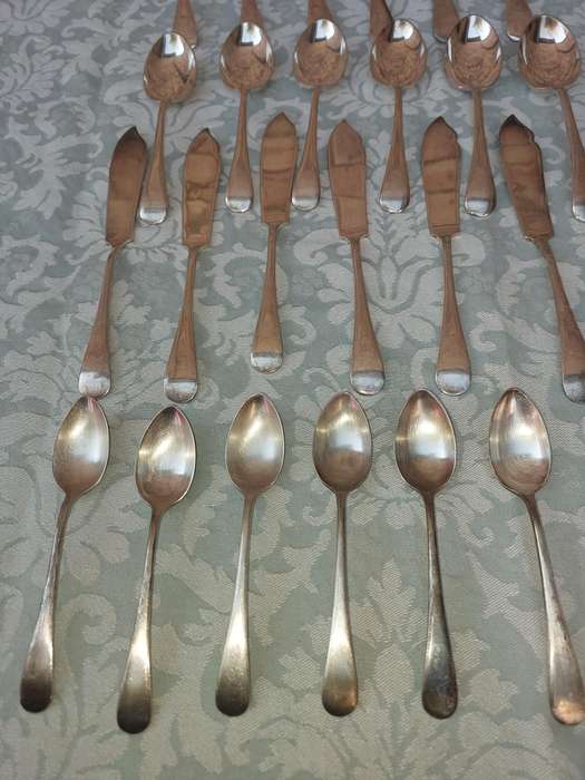 A 24 PIECE VINTAGE CUTLERY  SET EPNS SOLD AS IS