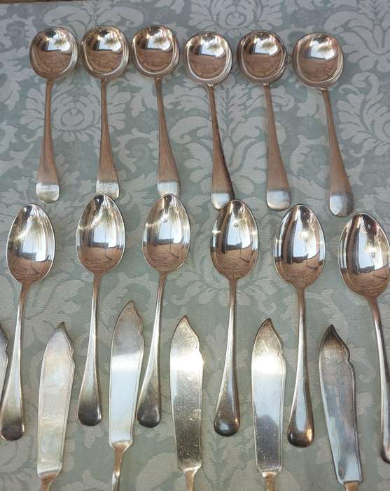A 24 PIECE VINTAGE CUTLERY  SET EPNS SOLD AS IS