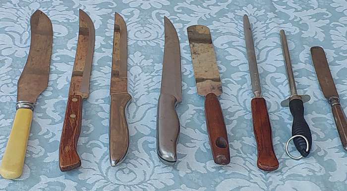 A VINTAGE COLLECTION KITCHENALIA KNIVES SOLD AS IS