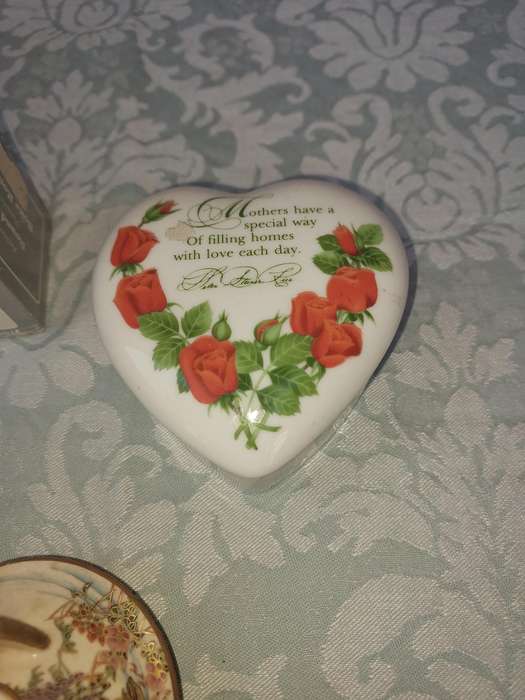 A COLLECTION OF JEWELRY BOXES AND LIPSTCK HOLDERS FOR THE DISCERNING LADY SOLD AS IS
