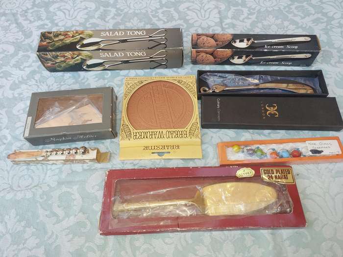 A COLLECTION OF KITCHENALIA SOLD AS IS