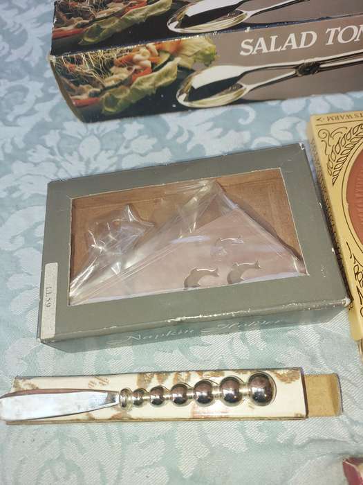 A COLLECTION OF KITCHENALIA SOLD AS IS