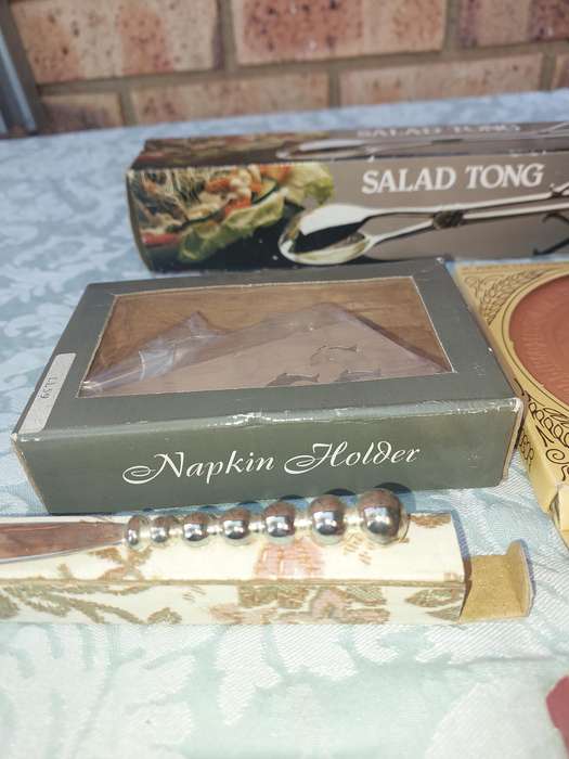 A COLLECTION OF KITCHENALIA SOLD AS IS