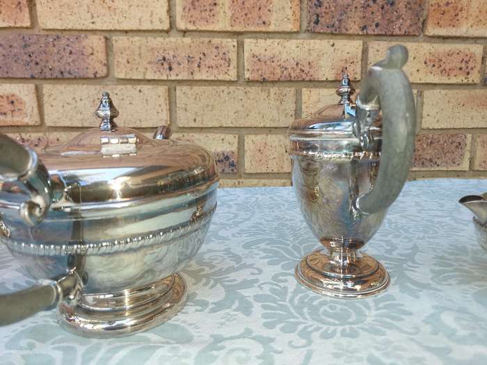 A VINTAGE BLANK VIKING PLATE MADE IN CANADA EM.ESS  EP ON COPPER TEA JUG SET WITH ONE JUG HANDLE LOO