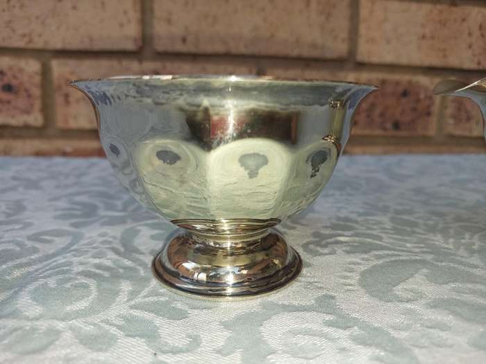 VINTAGE COLLECTION VICTORIAN SILVER PLATED UTENSILS SOLD S IS