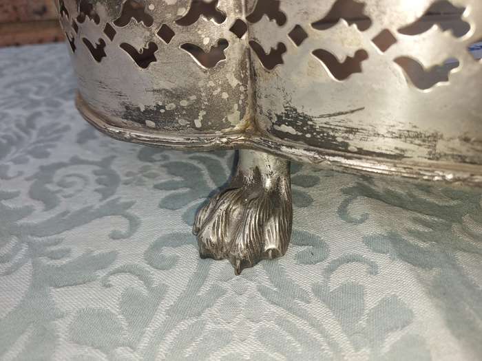 A VINTAGE EMBOSSED FOOTE PLANTER SILVER PLATED MADE IN INDIA SOLD AS IS