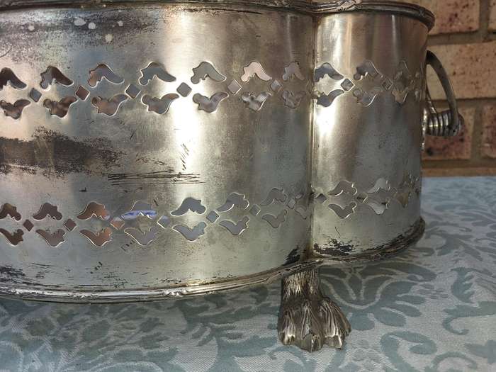 A VINTAGE EMBOSSED FOOTE PLANTER SILVER PLATED MADE IN INDIA SOLD AS IS