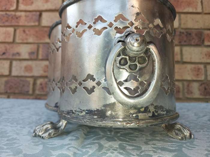 A VINTAGE EMBOSSED FOOTE PLANTER SILVER PLATED MADE IN INDIA SOLD AS IS