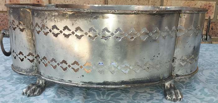 A VINTAGE EMBOSSED FOOTE PLANTER SILVER PLATED MADE IN INDIA SOLD AS IS