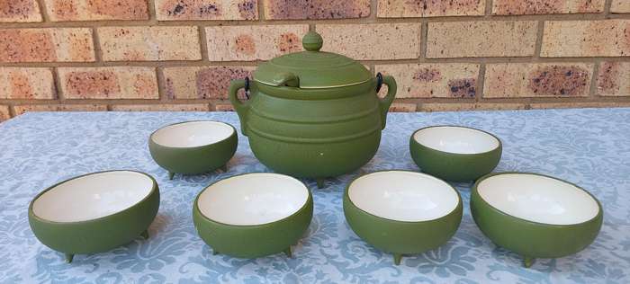 AN ART DECOR PORCELAIN MATT GREEN SOUP TUREEN AND SIX BOWLS SOLD AS IS