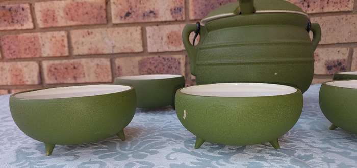 AN ART DECOR PORCELAIN MATT GREEN SOUP TUREEN AND SIX BOWLS SOLD AS IS