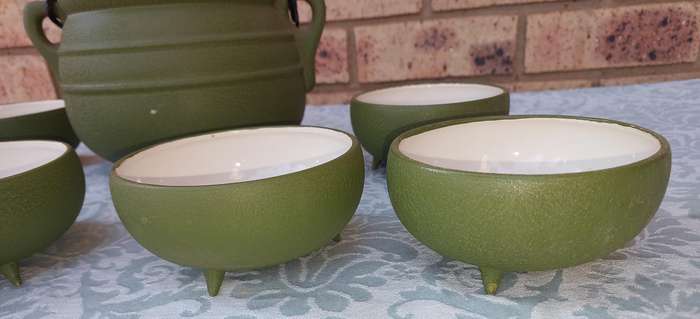 AN ART DECOR PORCELAIN MATT GREEN SOUP TUREEN AND SIX BOWLS SOLD AS IS