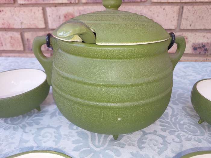 AN ART DECOR PORCELAIN MATT GREEN SOUP TUREEN AND SIX BOWLS SOLD AS IS