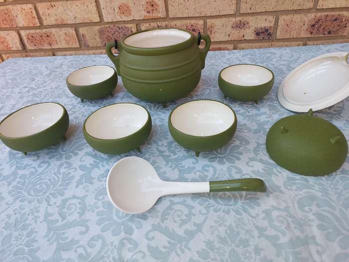 AN ART DECOR PORCELAIN MATT GREEN SOUP TUREEN AND SIX BOWLS SOLD AS IS