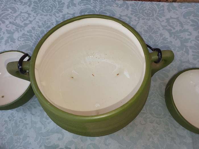AN ART DECOR PORCELAIN MATT GREEN SOUP TUREEN AND SIX BOWLS SOLD AS IS